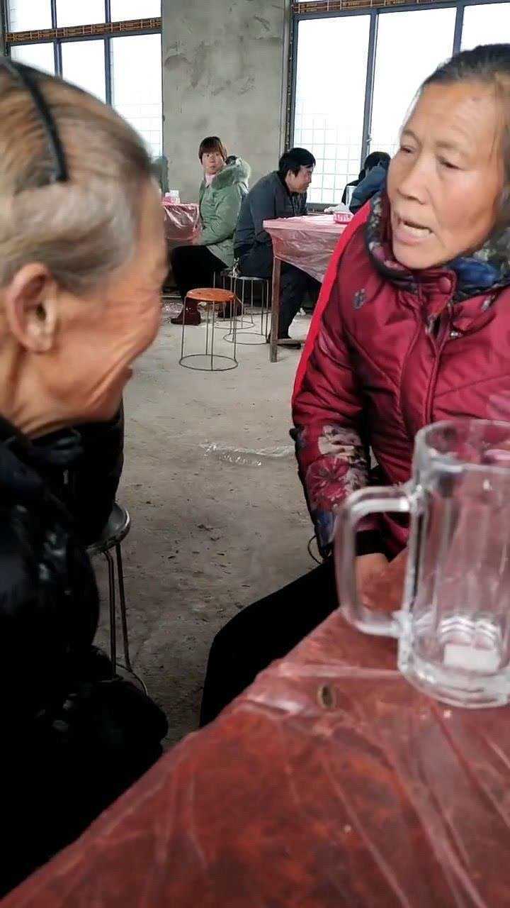 农村大妈们的唠嗑日常