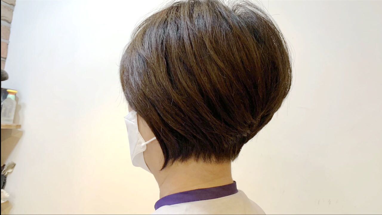 50岁女性波波头剪成"挂耳短发",时尚显年轻,气质真好