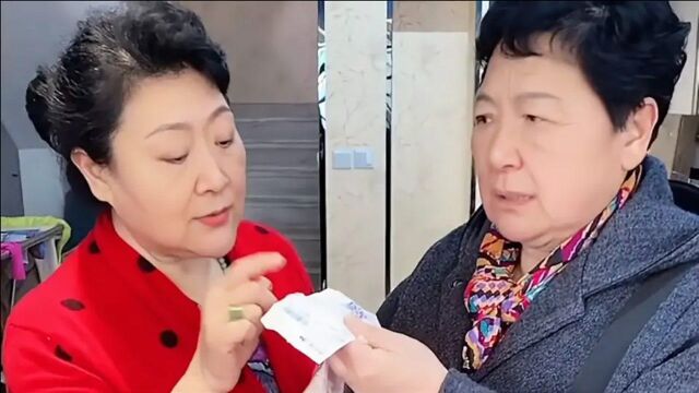 姨妈和丈母娘谈论眼前这事,老太太还不忘调侃一番,杨姐都乐坏了