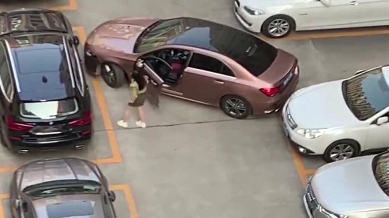 实拍女司机倒车入库结果把自己给卡死太难了