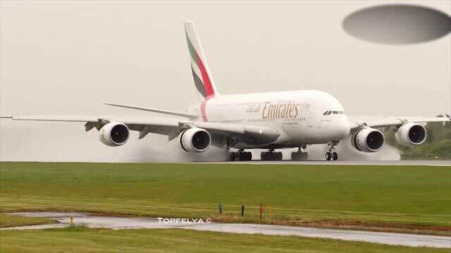 超清拍摄空客A380巨无霸飞机降落吹起壮观水雾!