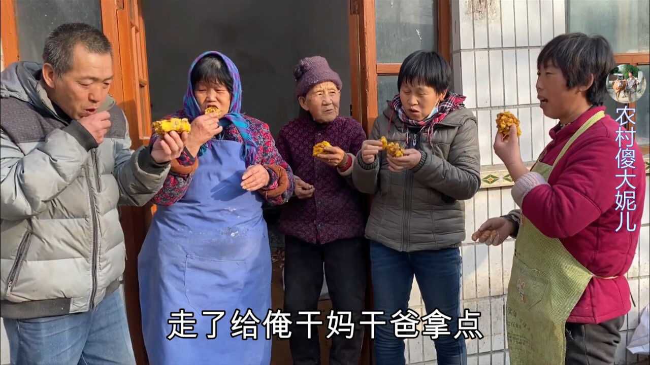 大妮第一次学做年糕老妈全程当监督官婆婆高兴的直夸手艺好