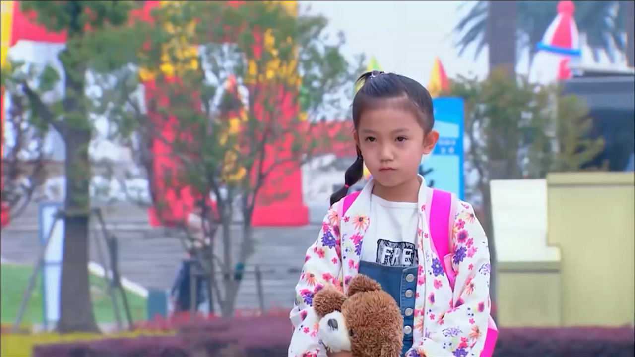 妈妈向前冲豆豆得知身世偷偷上车想溜走结果被扔到街上害怕了