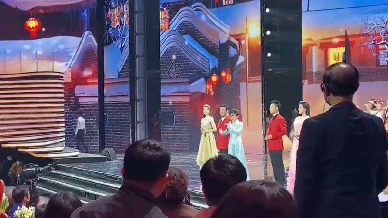 原来央视春晚也有气氛组黑衣大叔带头鼓掌好尴尬