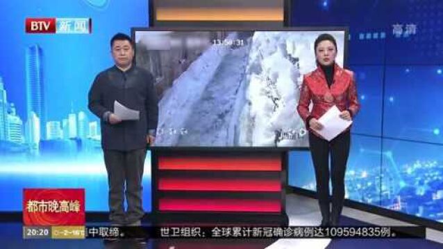 黑龙江七台河:房顶积雪大面积掉下似“雪崩” 齐腰深积雪瞬间堵塞道路