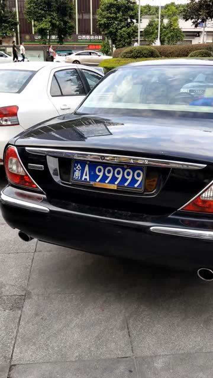 这车牌应该能买一套房吧,车牌号全是9,真是太牛了
