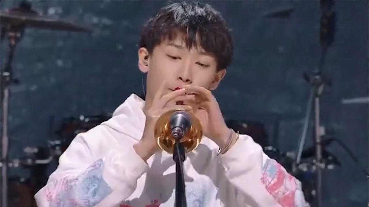 闫永强用唢呐吹电音神曲邓紫棋都听嗨了明星吹唢呐片段