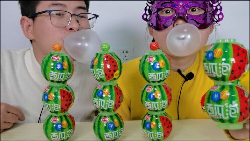 吃货兄妹吃"西瓜泡泡糖",多彩香甜,吹泡pk好玩好吃又好笑