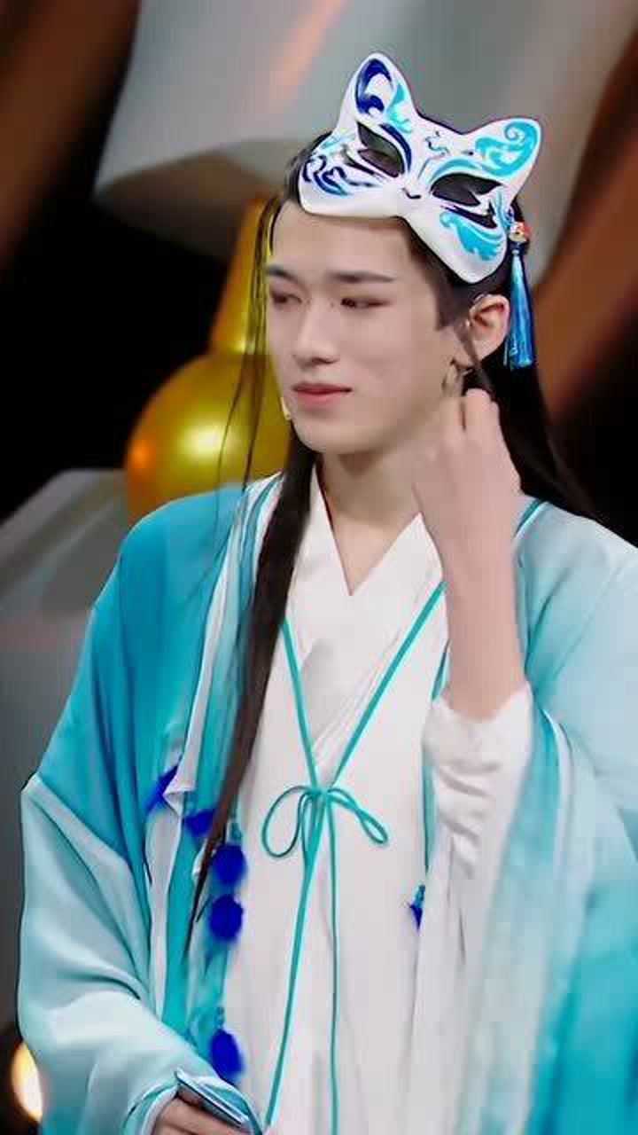 宋亚轩cos碧眼狐狸全程闭眼表演哈哈哈笑死了