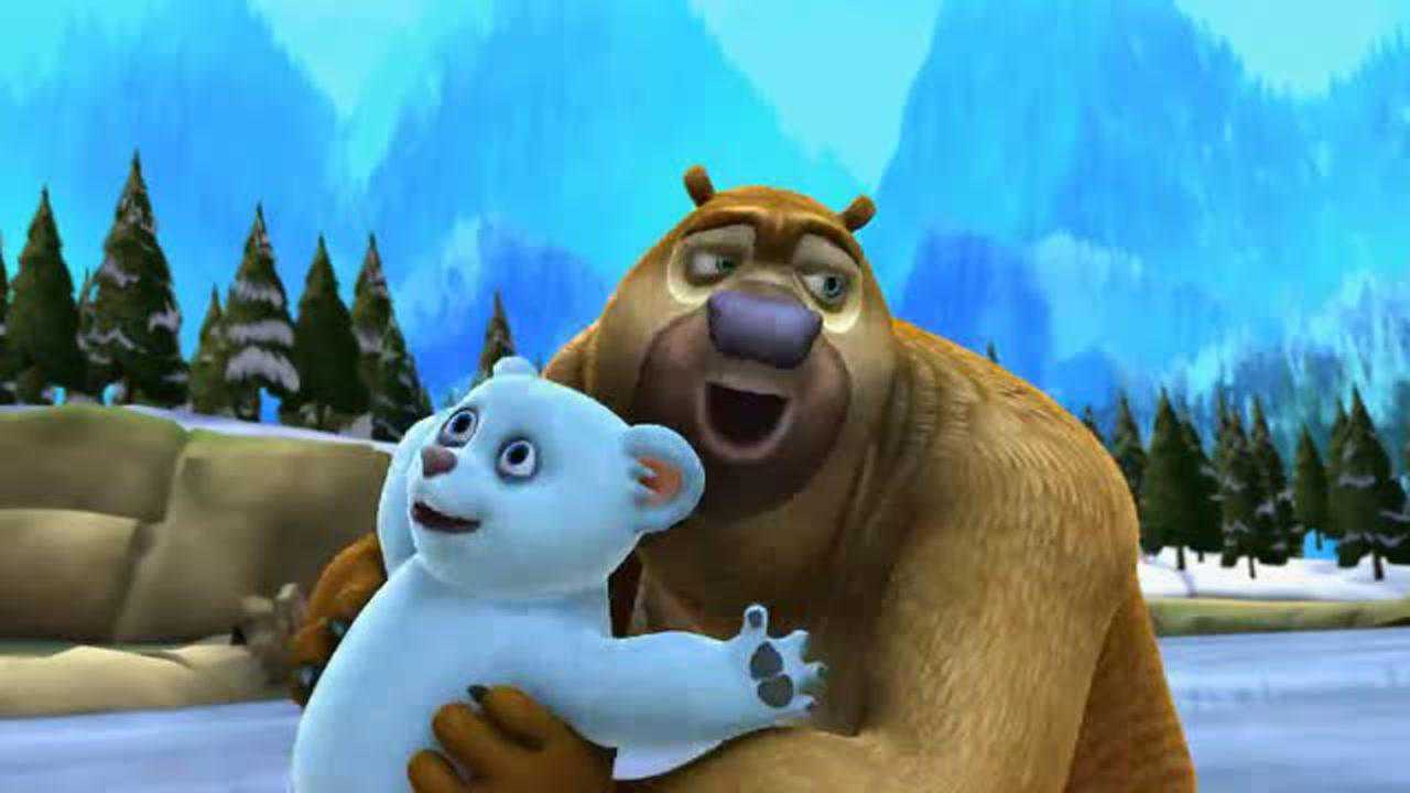 熊出没:熊大和光头强拼抢小北极熊,冰场秒变角斗场!