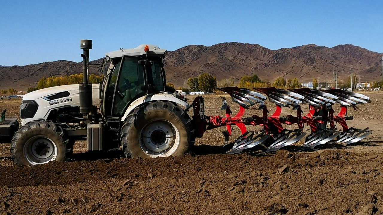 悍沃2104拖拉机配贝松rz71液压不停机大四铧犁作业!