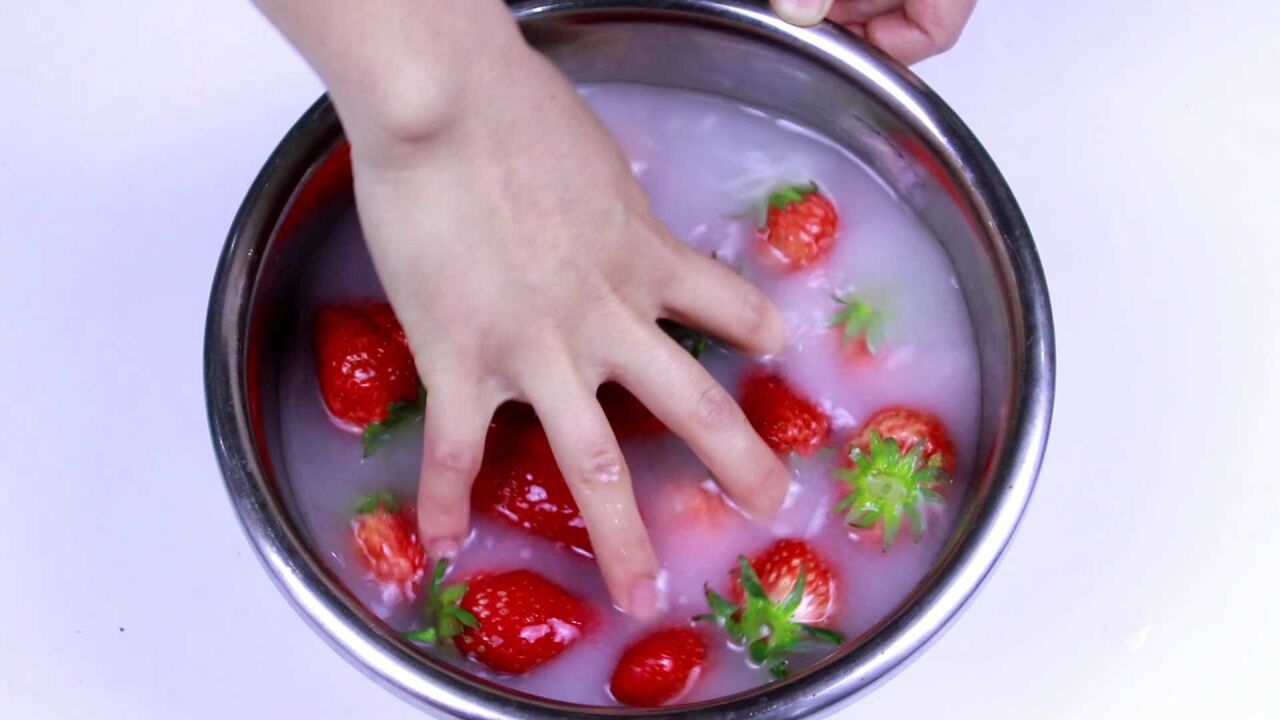 洗草莓只用清水相当于吃虫卵教你正确方法洗得干净放心吃