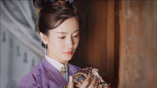 秦姨娘拉拢琥珀反露破绽,侯爷杖杀为妻报大仇,十一娘搂脖放肆哭