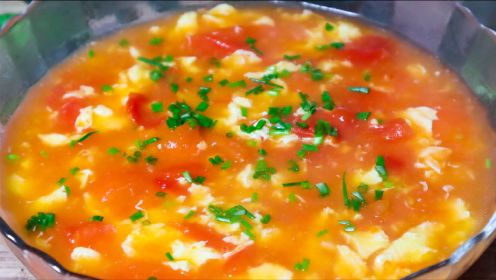 番茄蛋汤好喝有诀窍，饭店大厨教你小窍门，蛋花漂亮又美味！