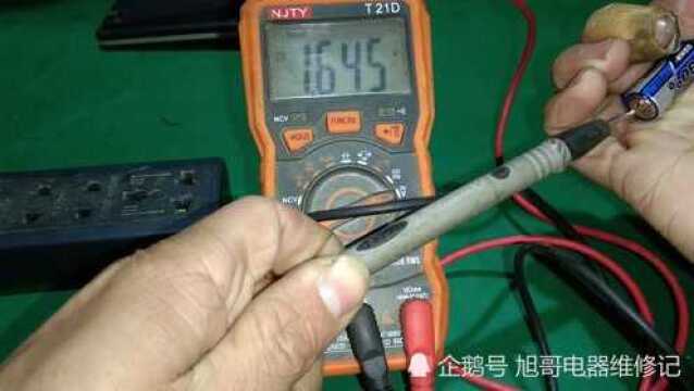 今天教大家怎么使用数字万能表测量交流和直流电