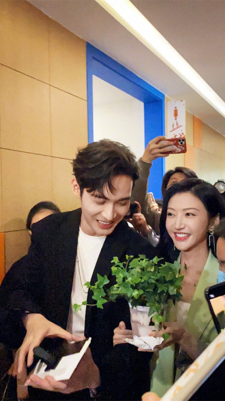 景甜张彬彬合体直播,互动四目相对,现场还原按唇杀