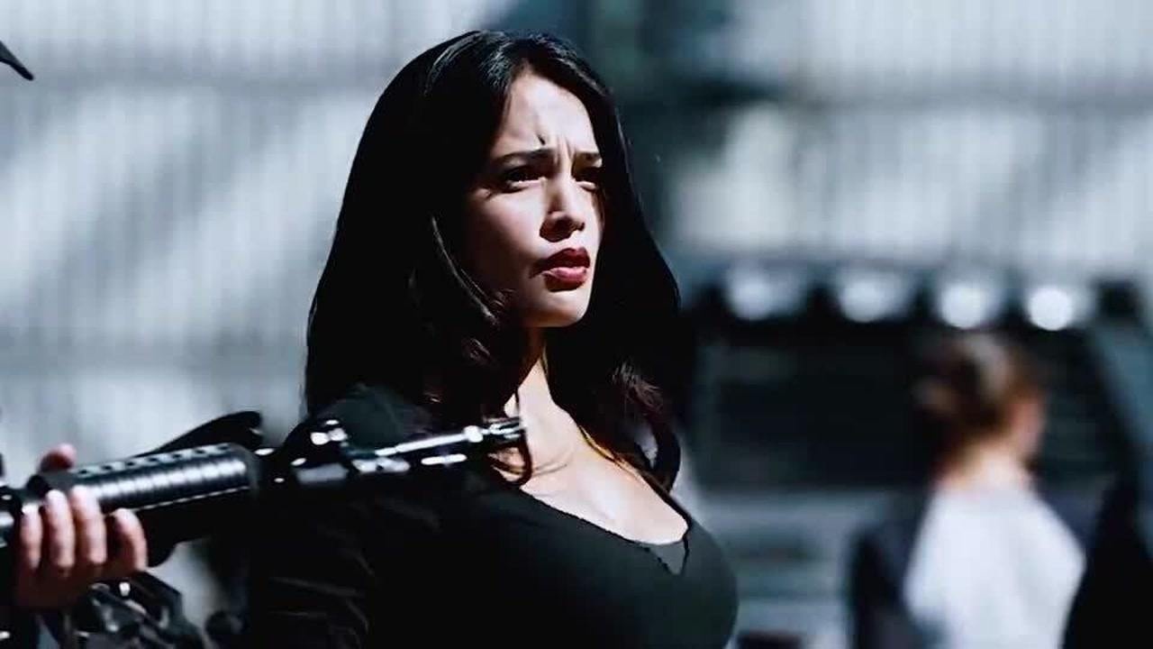 死亡飞车硬汉配美女