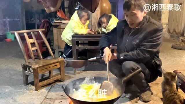 湘西大山里的生活,在家整一道当地特色豆腐菜,孩子们在一旁也不闲着