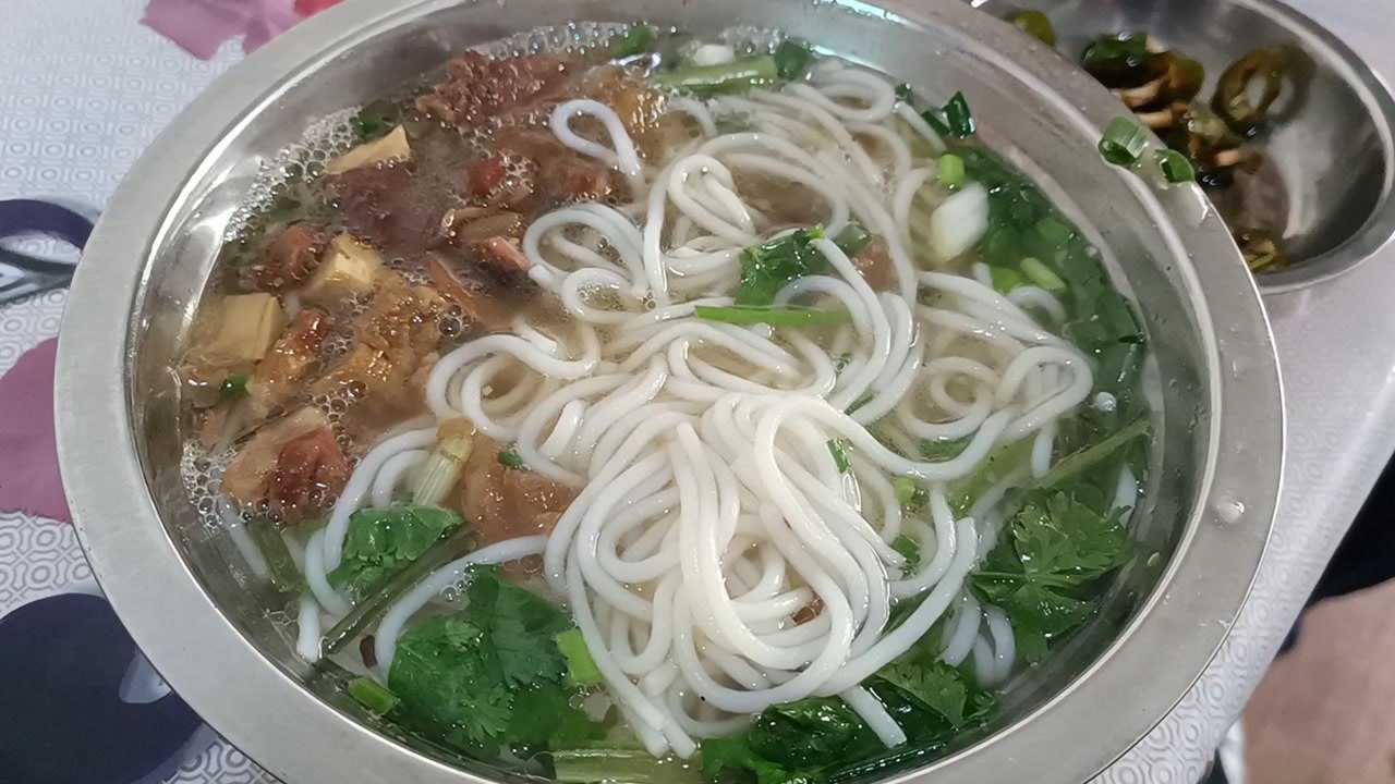 旅行中的美食:贵州盘县牛肉粉,六盘水松坪菜场附近,美味解酒!