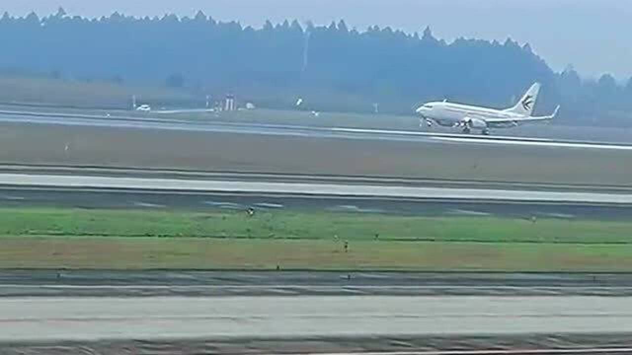 四川8633英雄机长刘传健成功备降双流二跑道为机长点赞