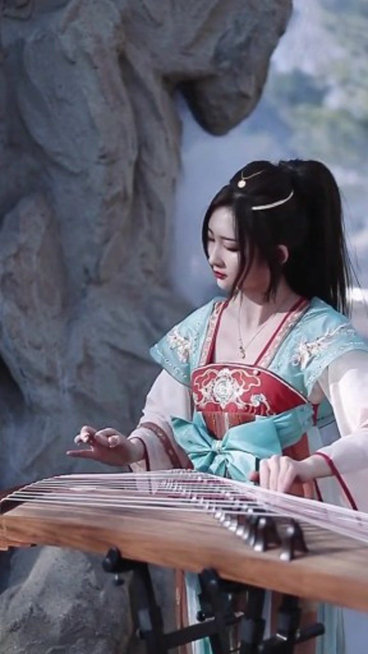 优雅清新古装美女古筝弹奏西游记片头曲云宫迅音