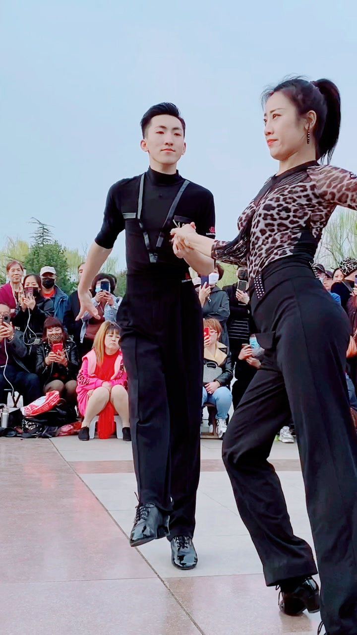 果果与不不演示新潮吉特巴基础步伐