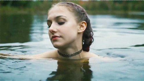 女孩正在湖里裸泳，一个男人正在盯着她！反应过来已经太晚