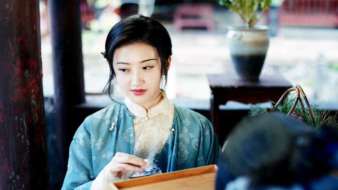 小司藤长大之后来给司藤敬茶早已没有了小时候的霸气