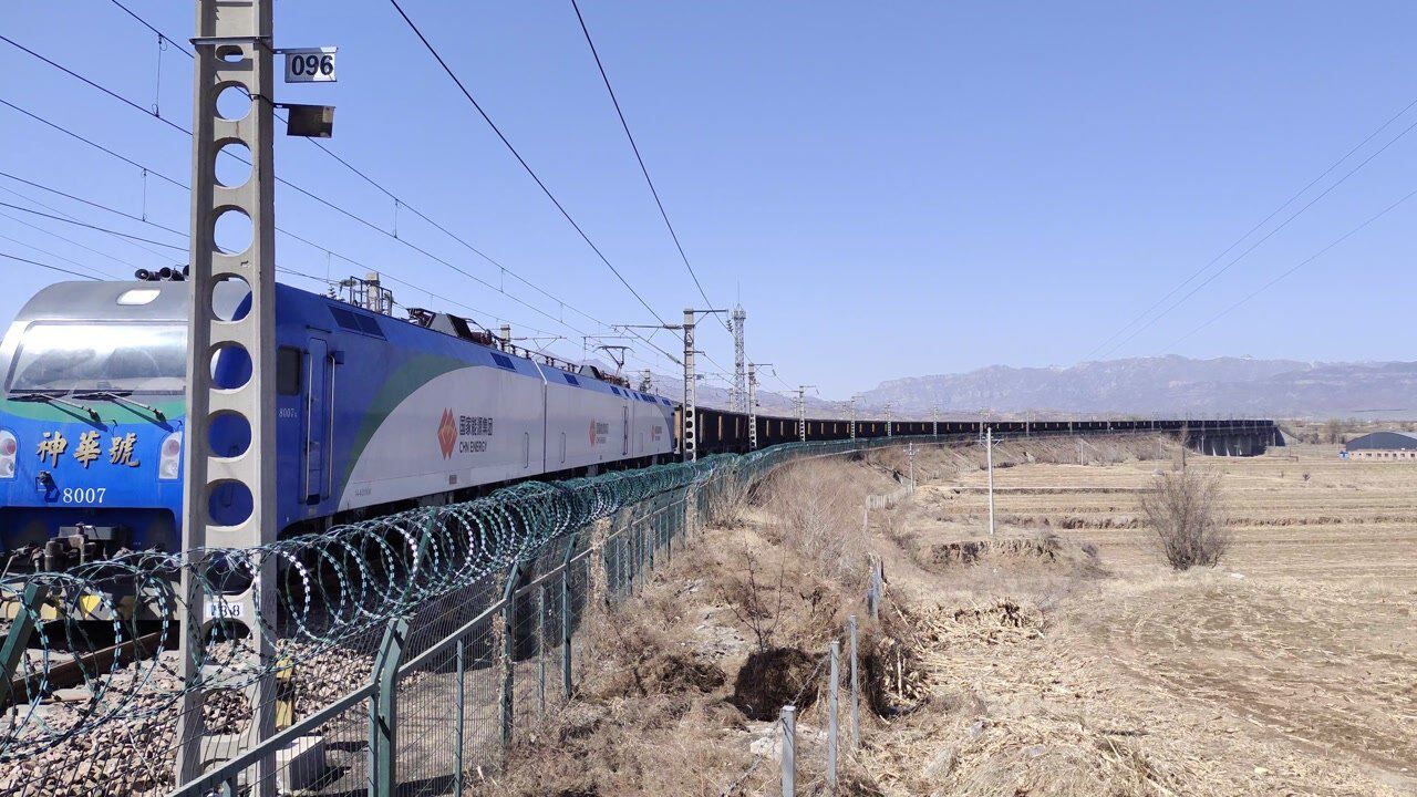 国家能源集团朔黄铁路神华号三节棍8007电力机车