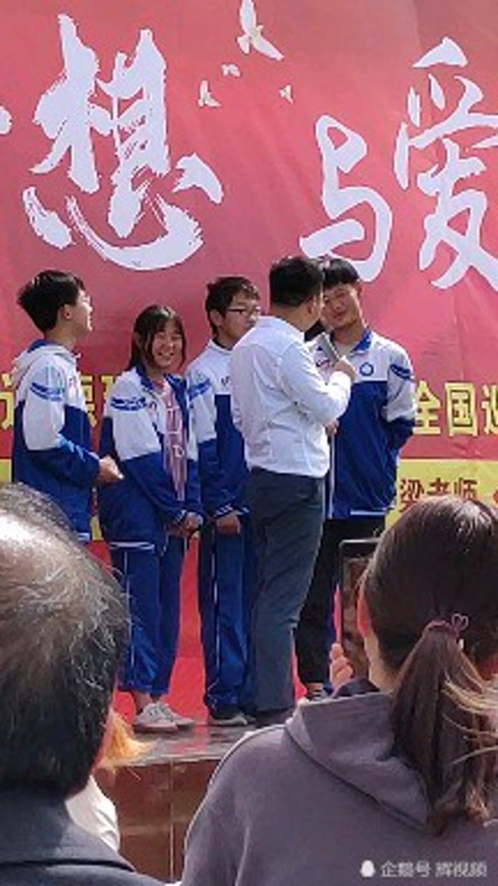 邢梁老师指导学生的英语发音