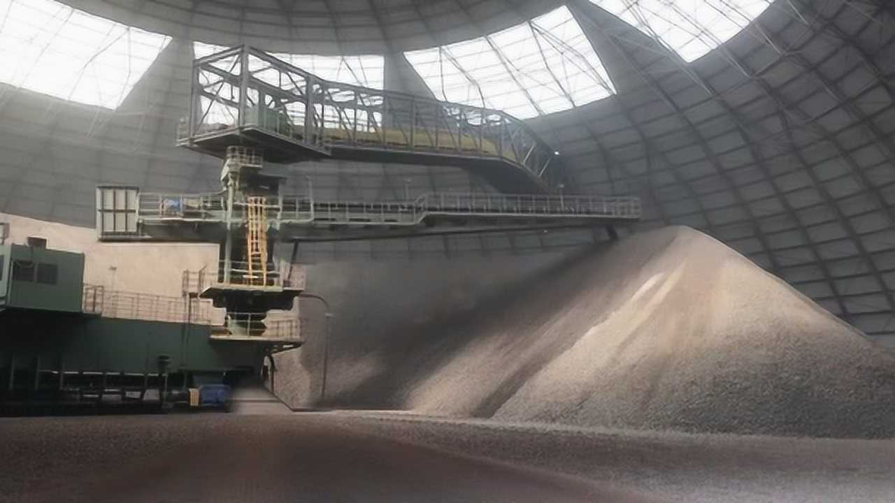 石灰石圆堆场悬臂堆料机在堆料_高清