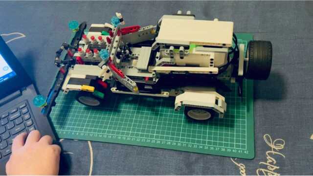 乐高moc:v6发动机来了,比布加迪车还差的远,同志仍需努力!