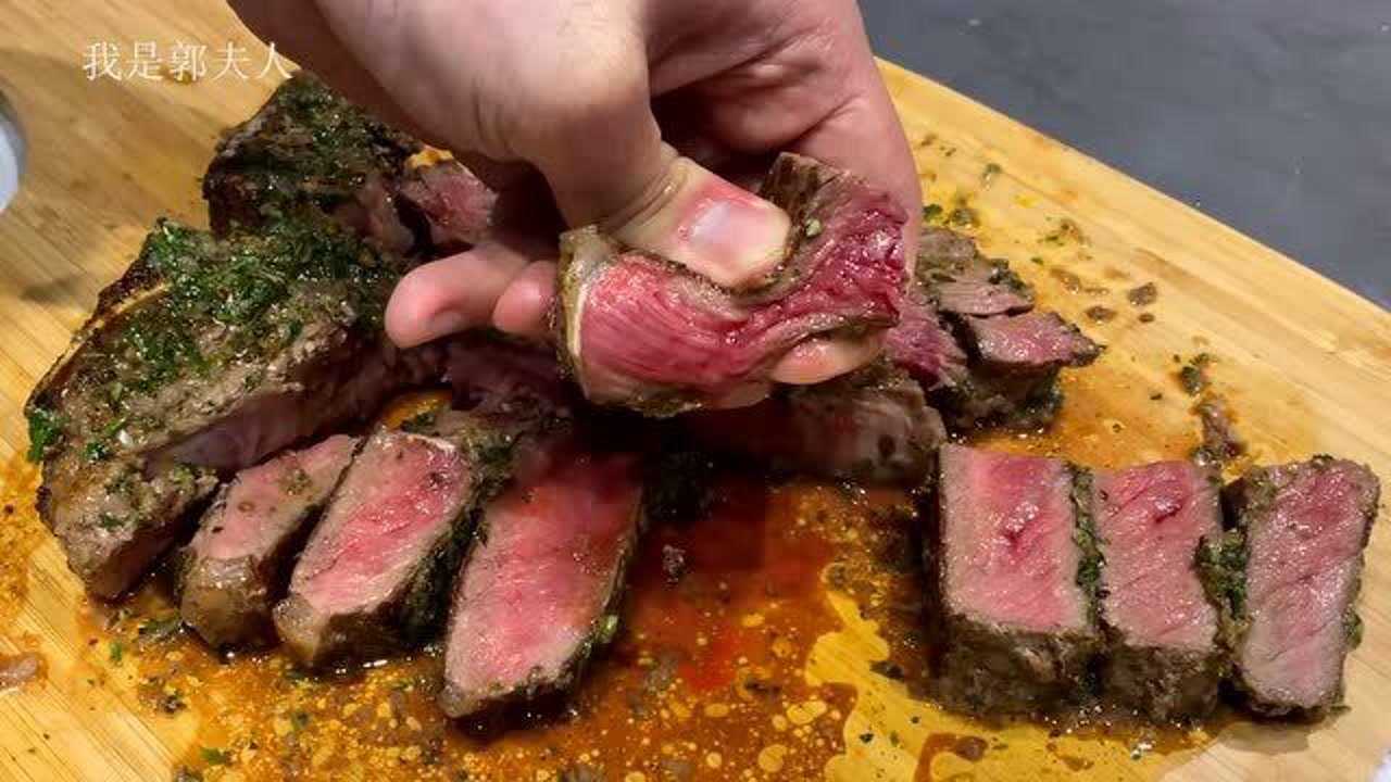 牛排的"血水"是高品质的肌红蛋白,成功的秘诀就是是拆开包装袋!