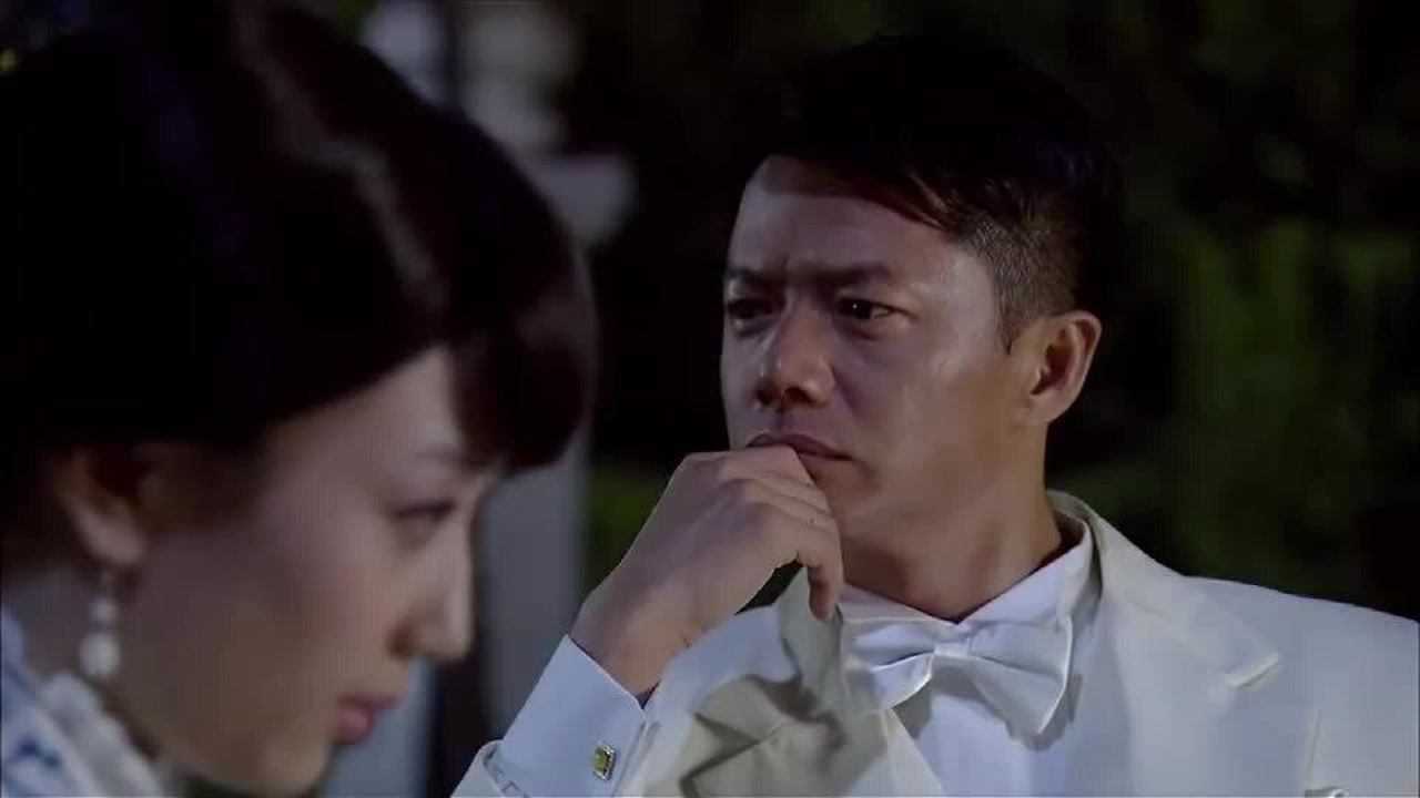 孟文禄看着张碧兰傻乎乎的样子,就想逗她,这是爱的萌芽