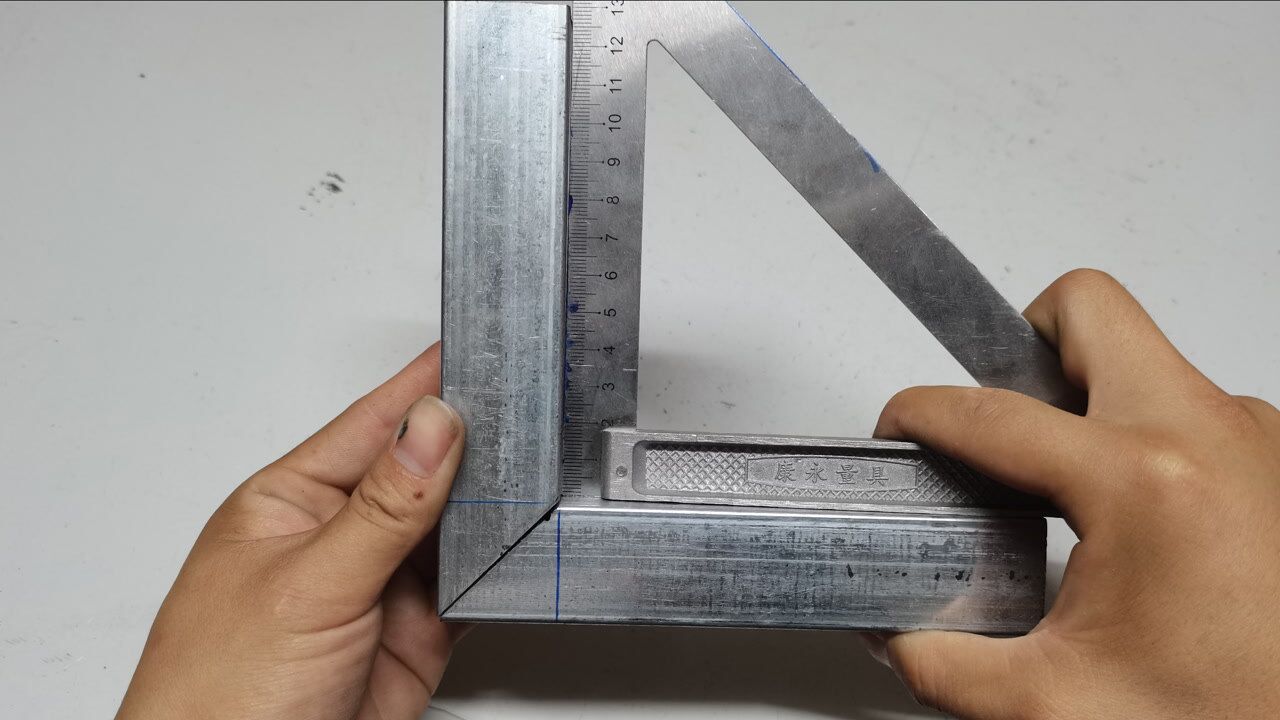 不用角尺如何快速切割45度角这种方法相信很多人都会简单实用