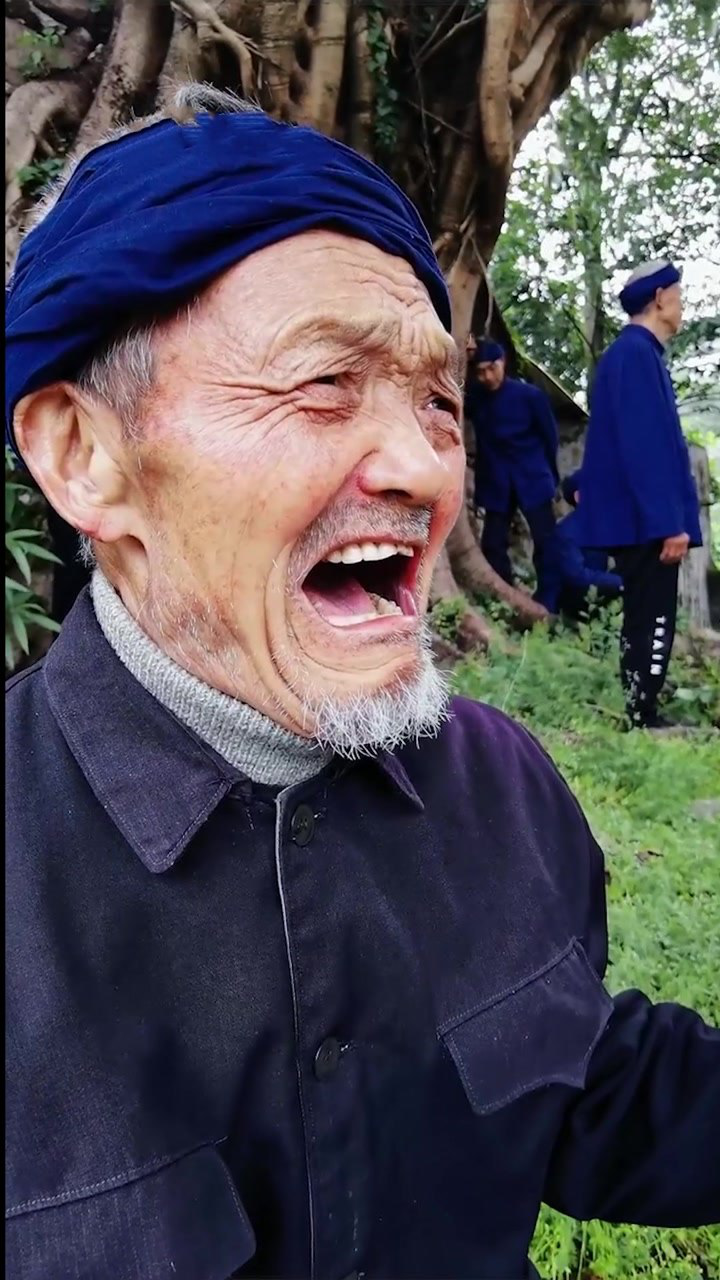 60岁老大爷也跟风翻唱,确实太火了!