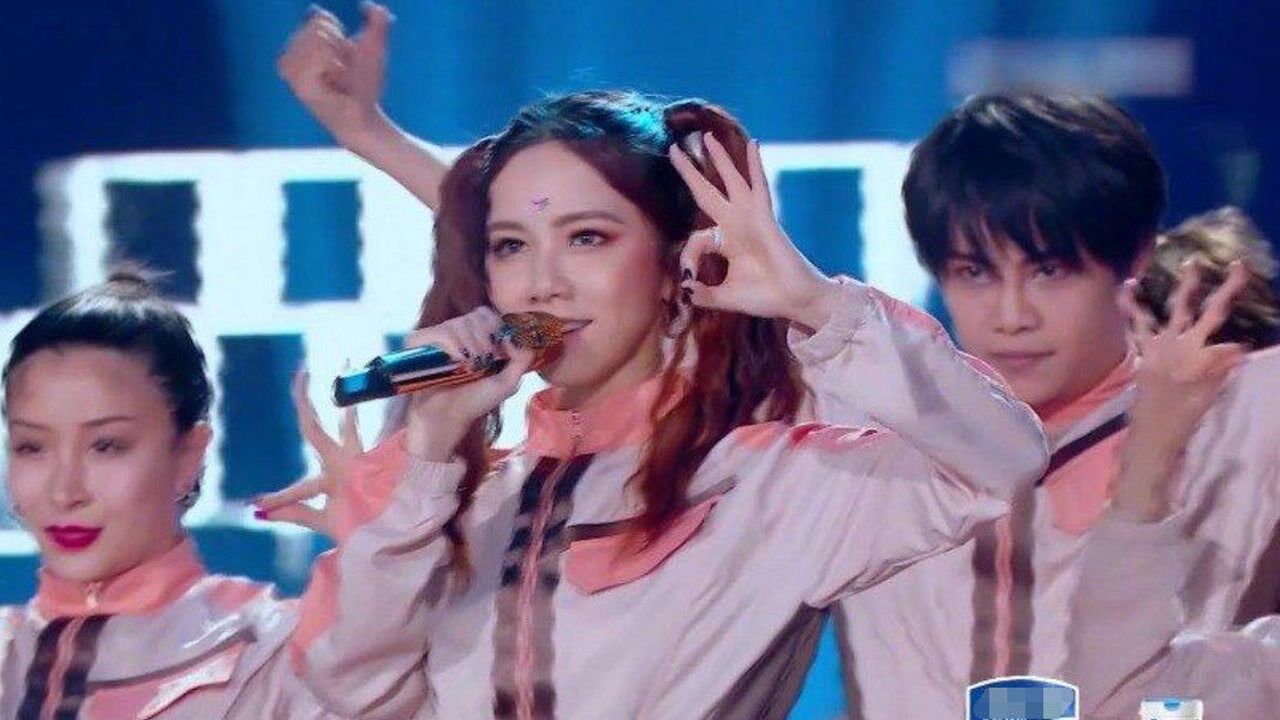 小巨肺邓紫棋唱跳首秀魔性洗脑新歌超能力燃爆全场