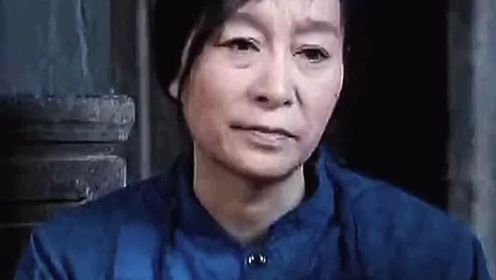 母亲重男轻女不让女儿上学，没想到女儿为了上学，卖掉自己的头发！