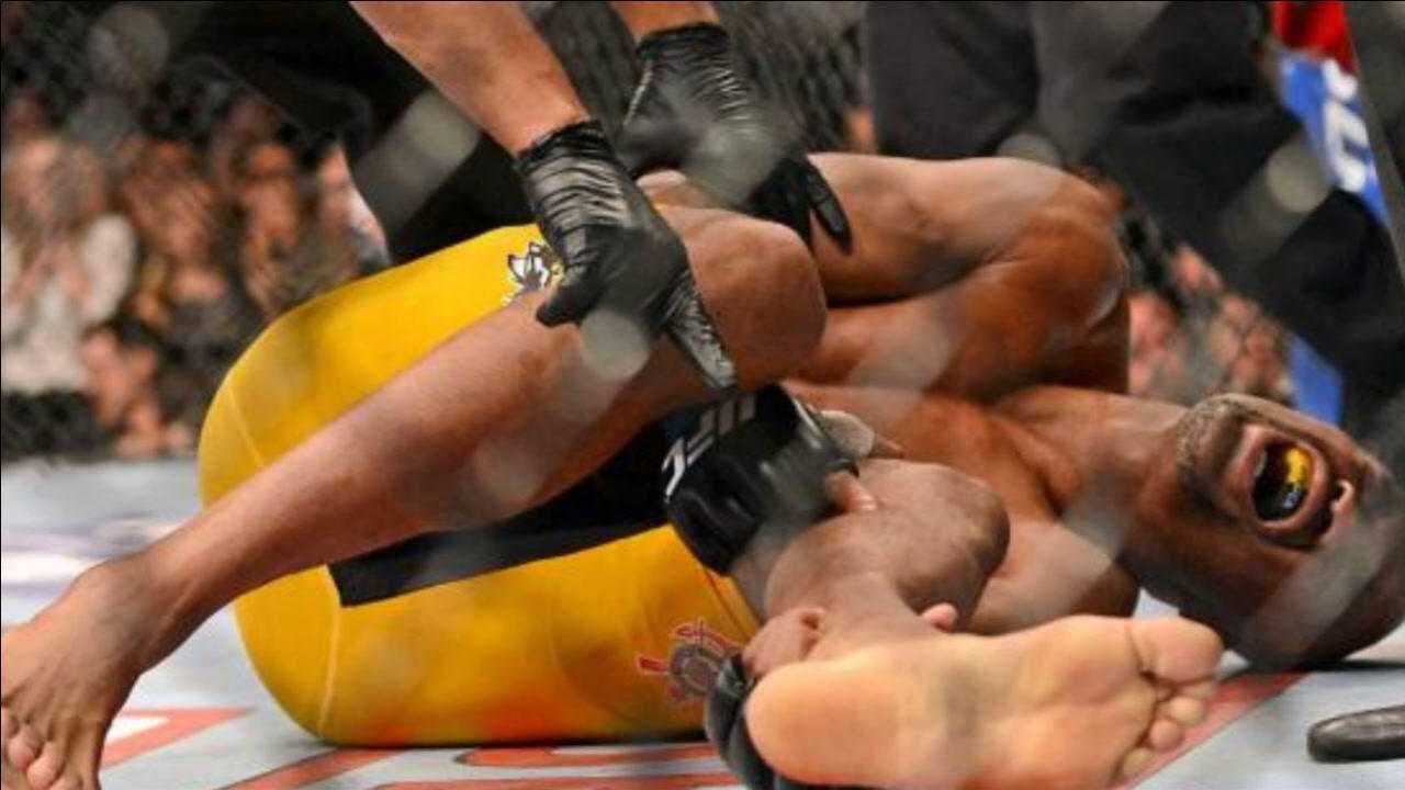 "蜘蛛"席尔瓦踢断腿,8年后魏德曼也断了