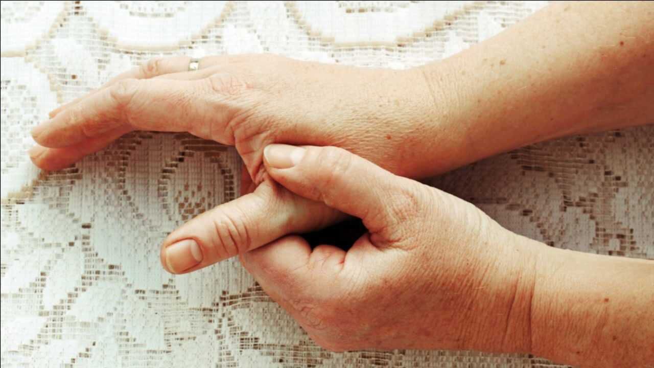 大拇指关节疼是怎么回事?医生坦言:最多见的原因是腱鞘炎引起