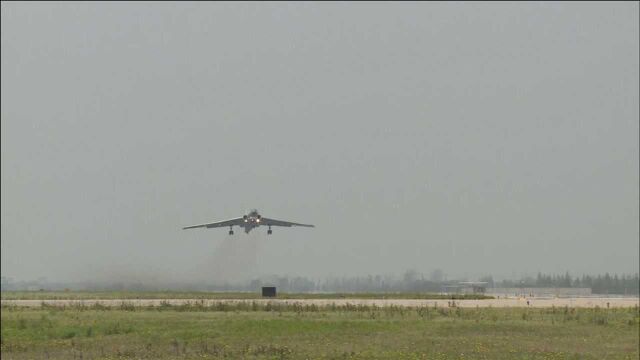 海军航空兵多型轰炸机大机群实弹训练