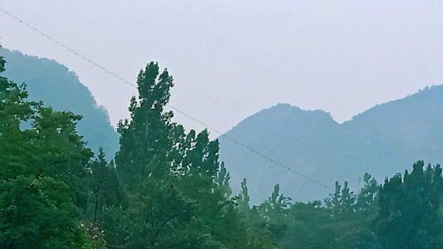 辉县市的太行山脉八里沟,山清水秀,是自驾旅游和避暑的好地方