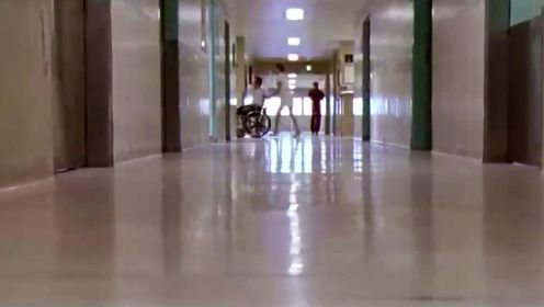 恐怖杀人医院：护士推着男人，来到书房，结果男人晕倒了。