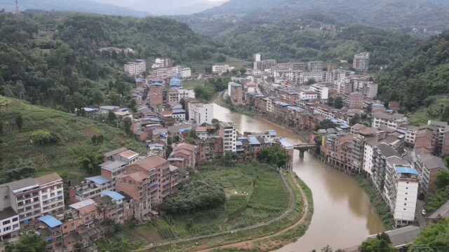 泸州合江石龙镇,修建在小河两边,空气好风景漂亮