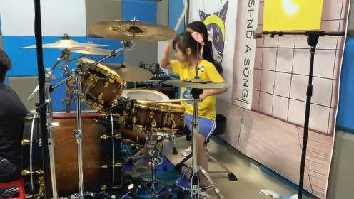 9岁可爱的小妹妹架子鼓演奏《大风吹》，旋律太洗脑，听一遍就上头！