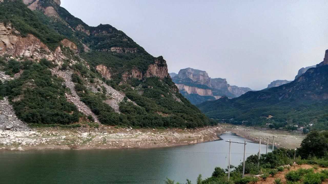太行山辉县八里沟的石门水库上游,山险水美,适合自媒体采景