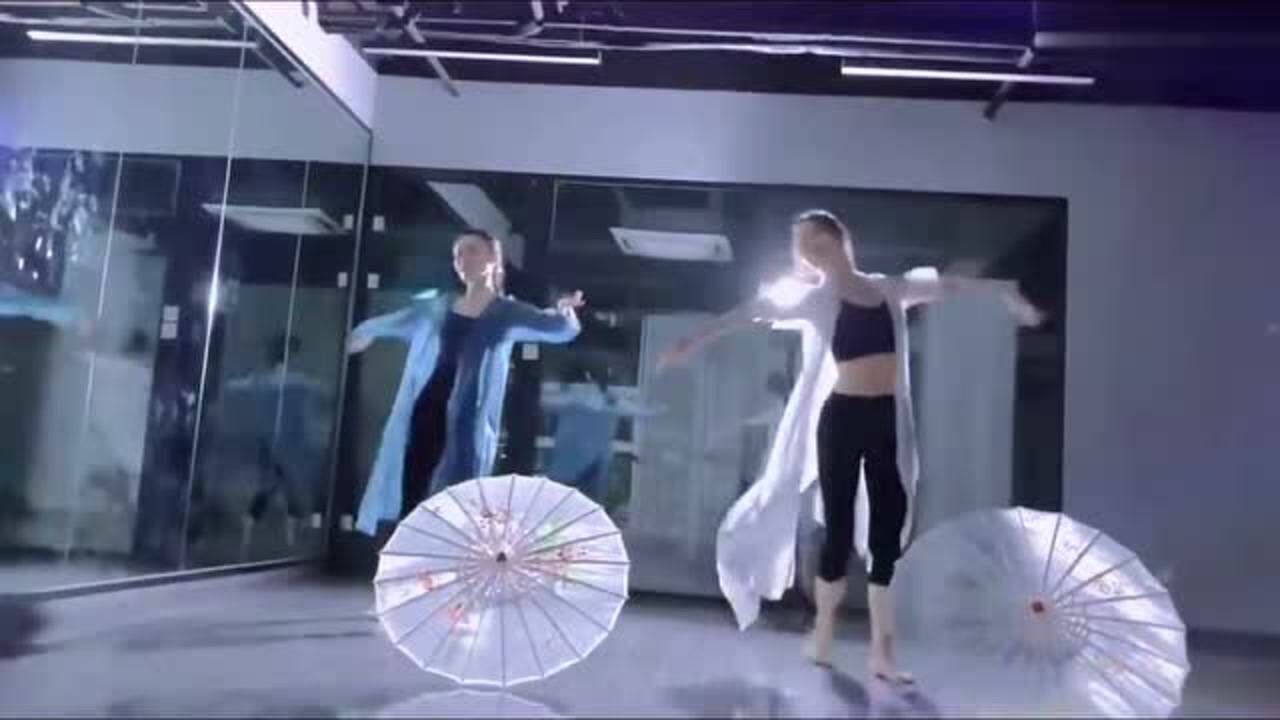 练习版双人古典伞舞《青蛇》手握油纸伞与你相见偏偏难_腾讯视频