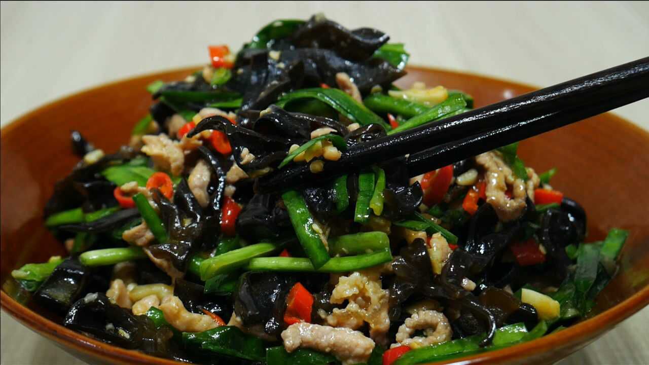 大厨教你木耳炒肉丝家常的做法，肉丝滑嫩不柴，木耳爽脆又可口_高清
