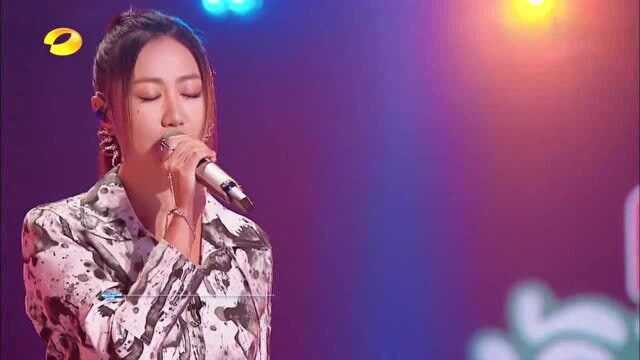 陈粒再唱成名曲《小半》,民谣女神太优秀,开嗓就是经典!