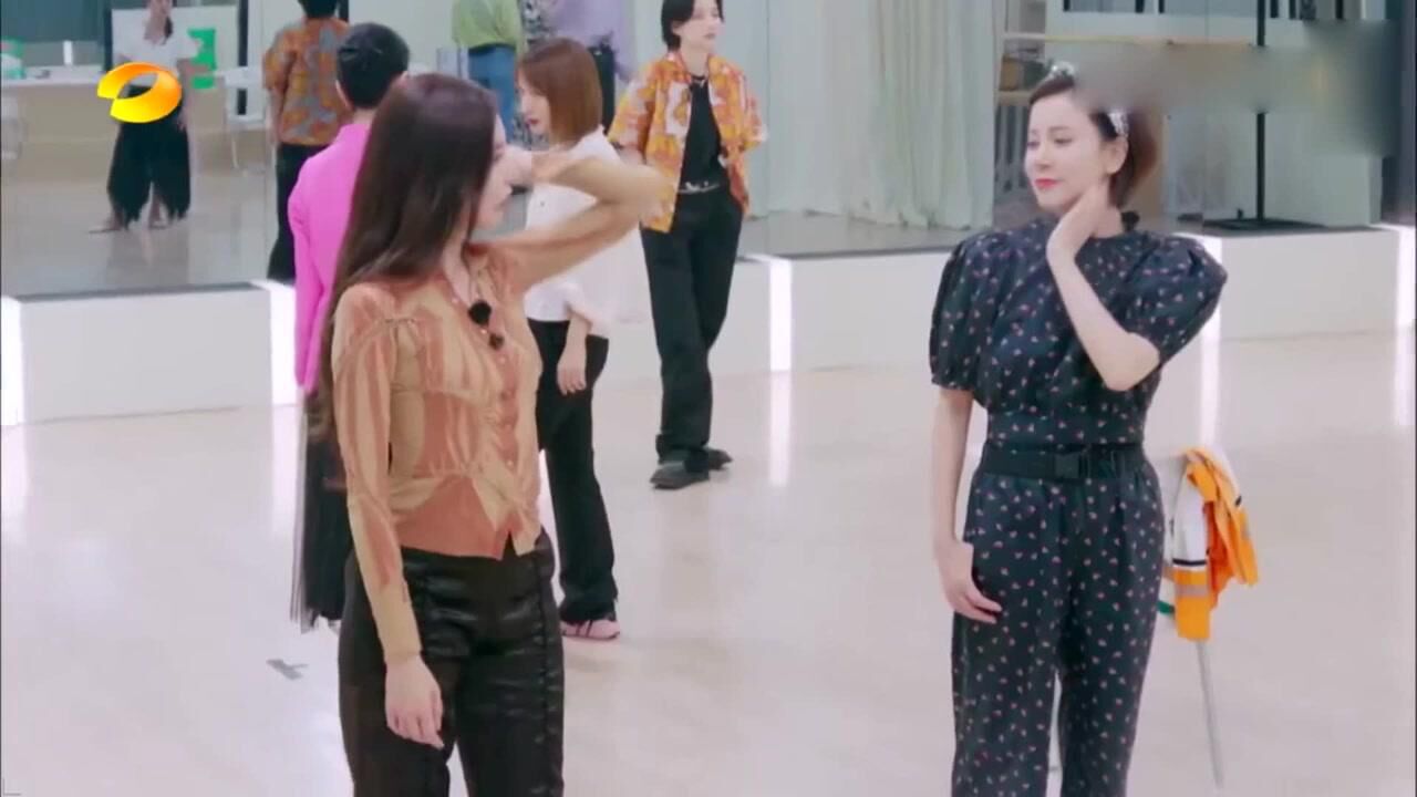 宋妍霏教妈妈性感摆拍,谁料晓晓姐一学就会,这母女俩的配合真是无可